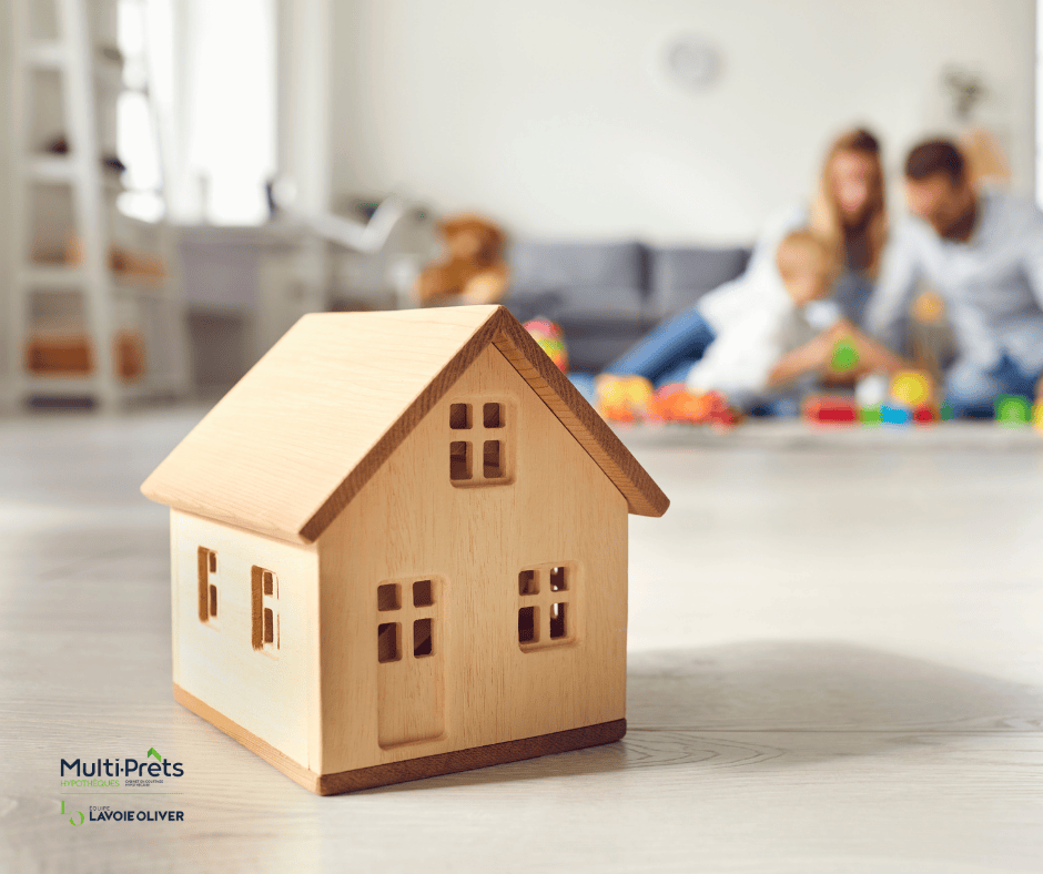 maison en bois sur une table devant un couple en discussion financière
