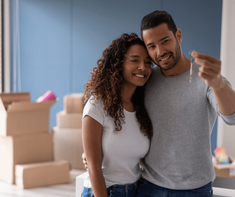 Couple heureux dans un nouveau logement, représentant le choix entre rester locataire ou devenir propriétaire au Québec.