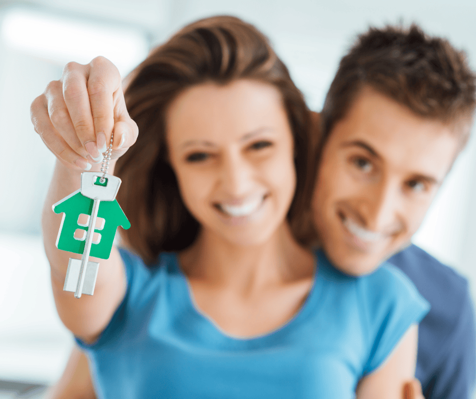 Couple célébrant l’achat de leur maison grâce à l’aide financière de leurs parents.