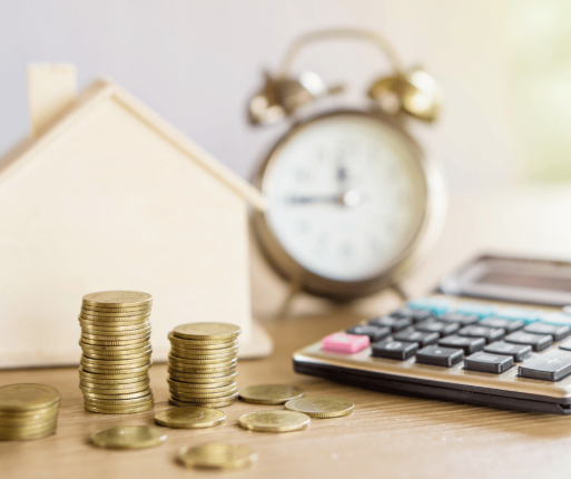 Mise de fonds pour devenir propriétaire, argent et calculatrice sur une table