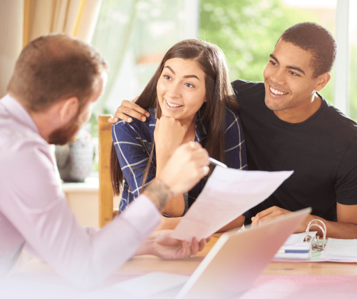 Illustration représentant un conseiller discutant d’un prêt hypothécaire avec des emprunteurs