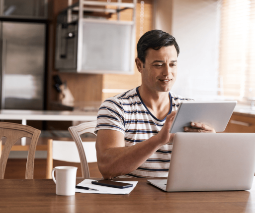 Homme consultant son dossier de crédit en ligne pour savoir s’il peut devenir propriétaire au Québec.