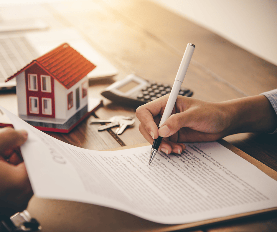 Signature d’un contrat hypothécaire pour illustrer le taux variable à paiements fixes